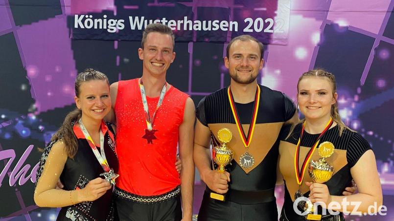 Antonia Schmid und Dominik Stubenvoll tanzten auf Platz vier, Lukas Kodalle und Anna Kodalle (von links) wurden Deutsche Vizemeister. Bild: Kodalle/exb