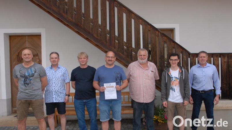 Die Meistermannschaft mit (von links) Hubert Harrer, Bernd Wetzel, Martin Birner, Mannschaftsführer Jürgen Roggenhofer, Abteilungsleiter Peter Meyer und Lukas Wetzel. 3. Bürgermeister Mathias Huger (rechts) gratulierte. Bild: pop