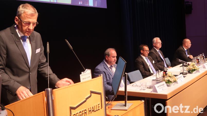 Vorstandssprecher Bernhard Wolf (links) stellt den Jahresbericht der Volksbank Raiffeisenbank Nordoberpfalz vor. Bild: Kunz