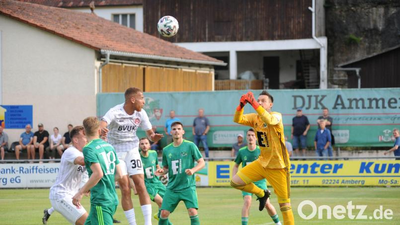 Ammerthals Keeper Christopher Sommerer (rechts) faustet einen Ball weg. Seine DJK Ammerthal verlor gegen die Würzburger Kickers mit 0:4. Bild: brü