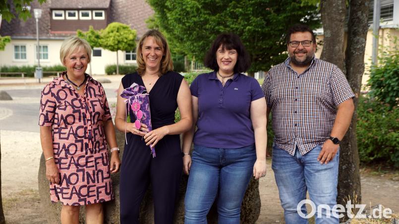Rektorin Gudrun Lehner (links), Bürgermeister Thomas Kaufmann und die Bereichsleiterin des SOS-Kinderdorfs, Indre Fischer, hießen Jugendsozialarbeiterin Sabine Prechtl (von rechts) willkommen. Bild: bkr