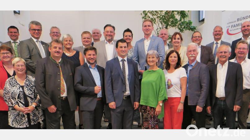Das &quot;Lokale Bündnis für Familie&quot; prämierte 20 Kommunen und überreichte deren Vertretern das Siegel in Bronze, Silber und Gold. Bild: Hirsch