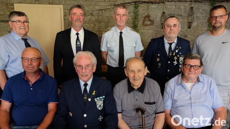 Ehrungen, Auszeichnungen und Neuwahlen gibt es in der Jahreshauptversammlung bei der Soldatenkameradschaft 1870. Sitzend, von links: Harald Schaller, Josef Birkner, Anton Gmeiner und Werner Stich. Stehend, von links: Kreisvorsitzender Heinrich Scheidler, Zweiter Vorsitzender Franz Schmidt, Vorsitzender Hans Eismann, Schießwart Peter Woppert und Michael Seebauer. Bild: le