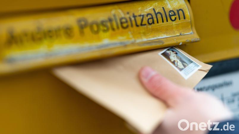 Ein Postbote stellt einen Brief zu. In Wenzenbach (Landkreis Regensburg) lief es anders. Mehr als 1000 Briefe landeten im Gebüsch statt im Briefkasten. Bild: agentur_dpa