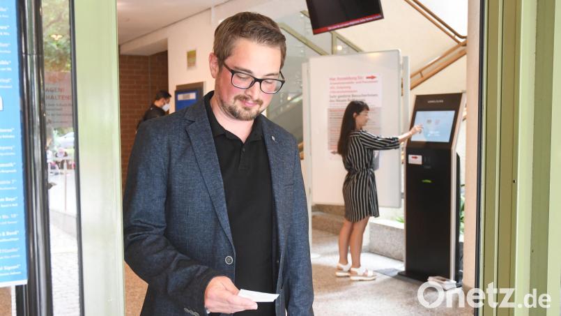 Das Weidener Rathaus öffnet wieder seine Türen. Markus Fehr freut sich über das neue Hybrid-System, das Pressesprecherin Christina Geiger (im Hintergrund) testet. Bild: Gabi Schönberger