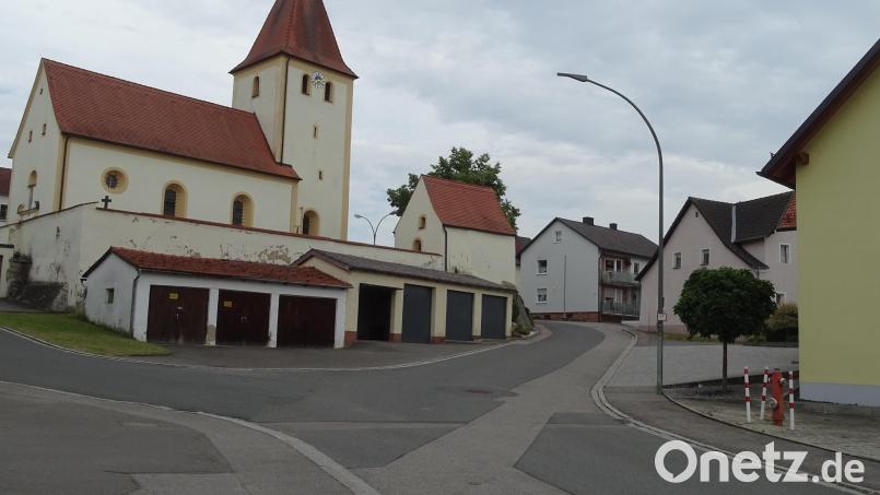 Ein &quot;identitätsstiftendes Dorfzentrum&quot; fehlt in Dürnsricht. Bei künftigen Vorhaben im Rahmen des Städtebauförderungsprogramms könnte es in Reichweite der alten Pfarrkirche St. Ulrich entstehen Bild: Houschka