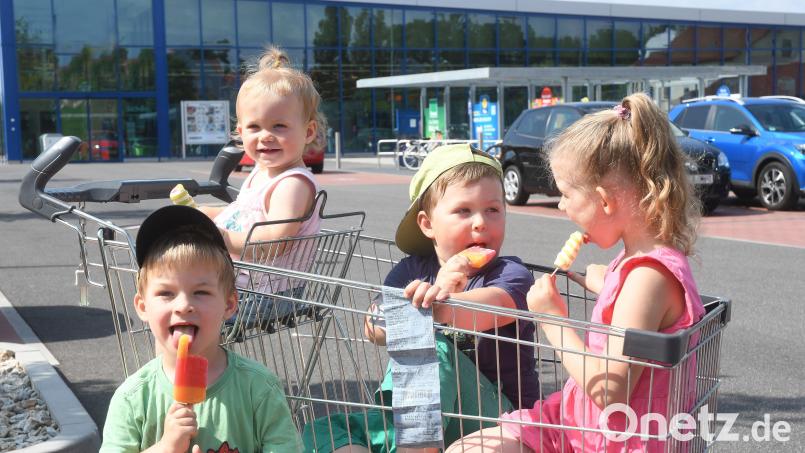 Baldur (4), Katinka (1), Amon (2) und Anastasia (5) lieben Eis. Den letzten Einkauf im Supermarkt hat ihnen und ihren Eltern ein Unbekannter geschenkt, der vor ihnen an der Kasse stand. Den Einkaufszettel, den Amon in der Hand hält, will die Familie aufbewahren. Bild: Gabi Schönberger
