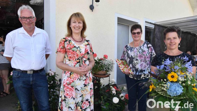 Nach 20 Arbeitsjahren in der Gärtnerei Hubner ehren (von links) Udo Füssel, Birgland-Bürgermeisterin Brigitte Bachmann und Chefin Claudia Füssel die Jubilarin Kerstin Bodendörfer. Bild: no