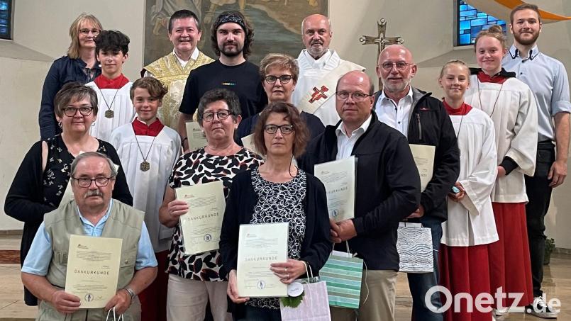 Feierlich wurden die ausgeschiedenen Pfarrgemeinderatsmitglieder der Pfarreiengemeinschaft Fichtelberg und Mehlmeisel verabschiedet. Das Bild zeigt sie zusammen mit Pfarrer Ferdinand Weinberger (oben, Dritter von links), Diakon Franz Lautenbacher (oben, Fünfter von links), Sprecherin Irene Prechtl (oben, links) und Sprecher Severin Trassl (oben, rechts). Bild: gis
