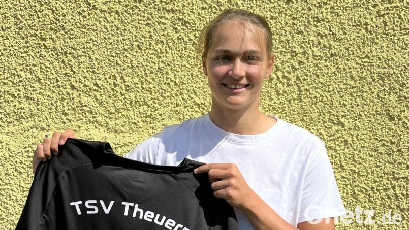 Susanne Stich hält schon mal das Trikot, mit dem sie in der kommenden Saison für den TSV Theuern in der Bayernliga auf Torejagd gehen wird. Bild: Bernhard Müller/exb