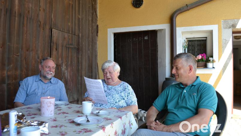 Singen ist auch im hohen Alter noch eine große Leidenschaft und so bekamen die Gratulanten Pfarrer Alfons Forster und Bürgermeister Dietmar Schaller (von links) ein Ständchen. Bild: kki