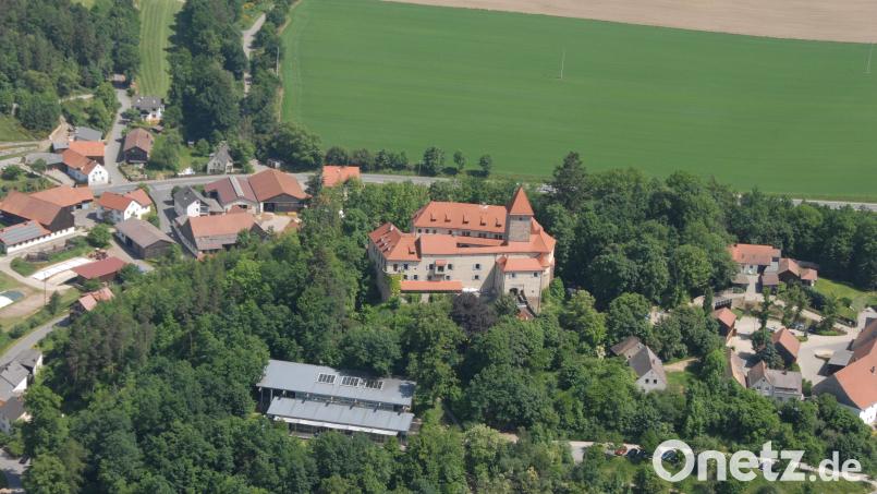 Die Burg ist das Wahrzeichen von Wernberg-Köblitz. Wernberg wurde 1031 erstmals urkundlich erwähnt, der Ortsname Köblitz dürfte slawischer Abstammung sein. Aus dem Markt Wernberg und der Gemeinde Oberköblitz wurde während der Gebietsreform in den 1970er-Jahren die Marktgemeinde Wernberg-Köblitz. Archivbild: Michael Ascherl
