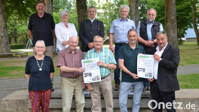 Die Geehrten, die seit 25 Jahren Mitglied des Philipp-Neri-Werks sind, werben für das Konzert im Winkler-Garten am Sonntag, 17. Juli. Vorsitzende Ulrike Kießling (links) dankt ihnen für die Treue. Bild: dob