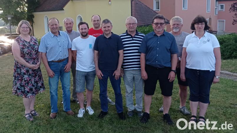 Der Wasser- und Bodenverband Hohenhard bleibt weiter Bestandteil des dörflichen Lebens. Im Bild von links Dritte Bürgermeisterin Gisela Kastner, Siegfried Greger, Josef Pickert, Michael Schuller, Manfred Englmann, Klaus Hellerl, Willibald Reindl, Markus Greger, Berthold Heindl, Birgit Übelacker (Landratsamt). Bild: fpoz