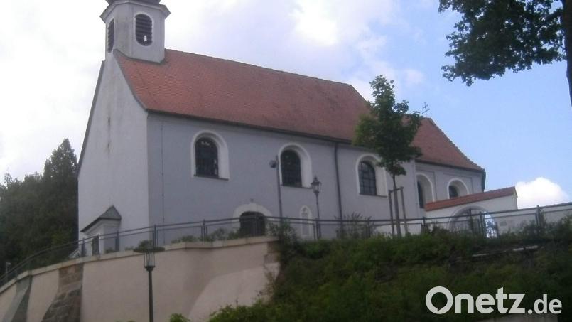 Bis ins 18. Jahrhundert ist die auf einer Anhöhe östlich der Ehenfelder Straße an der Friedhof-Westseite stehende Vierzehnnothelferkirche eine viel besuchte Wallfahrtskirche, besonders an ihrem Patroziniumstag Mariä Heimsuchung (2. Juli). Der erste schriftliche Beleg über die Existenz des Kirchleins ist 500 Jahre alt und stammt aus dem Jahr 1522. Bild: u