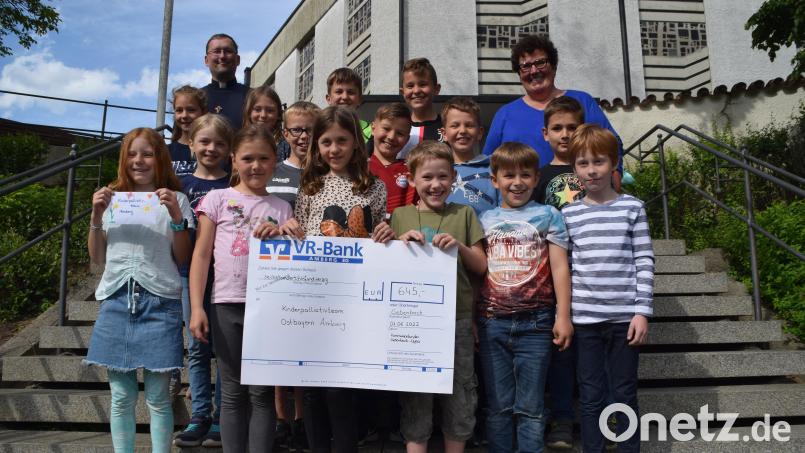 Über die großzügige Spende der Gebenbacher und Ursulapoppenrichter Kommunionkinder freute sich Karin Borchers (hinten rechts) vom Kinderpalliativteam. Hinten links: Pfarrvikar Christian Preitschaft. Bild: swo