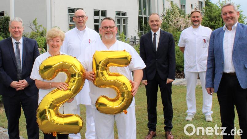 Bei der Feier zum 25-Jährigen der Geriatrie in Auerbach (von links): Landrat Richard Reisinger, Carola Lang (Sekretariat), Chefarzt Dr. Goß, Thomas Ziegler (Pflegerische Leitung), Vorstand Roland Ganzmann, Ärztlicher Direktor Dr. Klaus Nester sowie Bürgermeister Joachim Neuß freuen sich über das Jubiläum. Bild: M. Ehras/exb