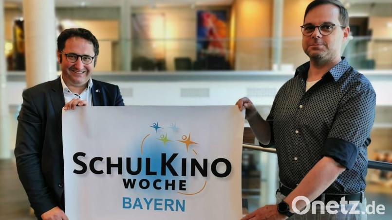 Landtagsabgeordneter Tobias Gotthardt und Stephan Götz vom Cineplex Amberg machen Werbung für die Schulkinowoche. Bild: Heiner Stöcker/exb