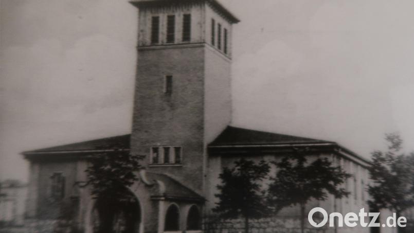Die heutige Herz Jesu Kirche wurde erst 1934 geweiht. Bis dahin bestand in den 1920er Jahren die Notkirche Herz Jesu, wie sie hier zu sehen ist. Bild: Stadtarchiv Weiden