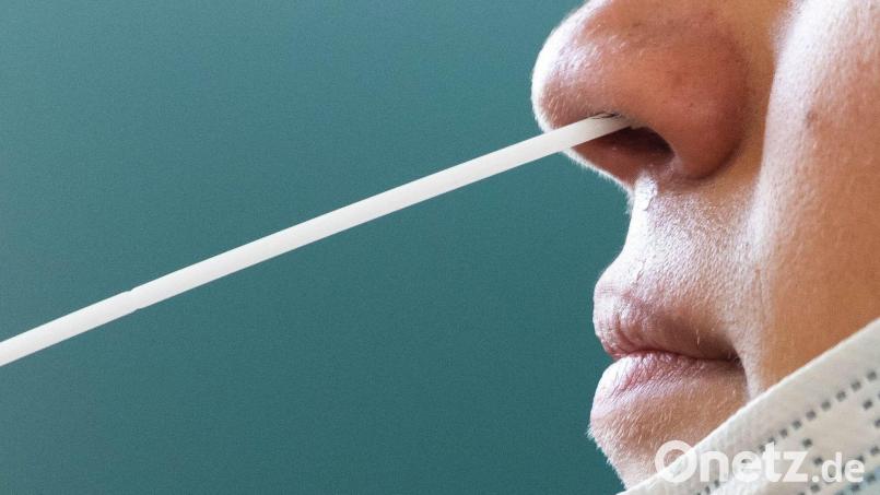 Einem Jugendlichen wird ein Nasenabstrich für einen Corona-Test entnommen. Symbolbild: Philipp von Ditfurth/dpa