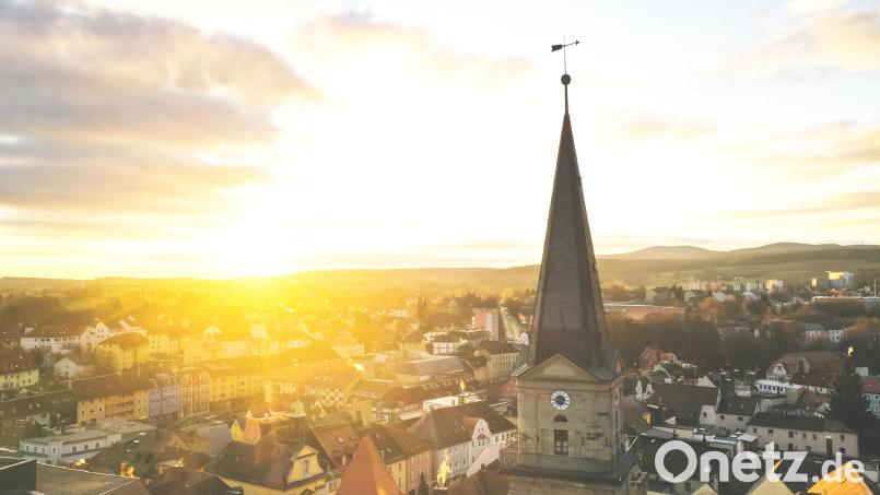 Elf Glocken aus drei Kirchtürmen werden am Sonntag in Marktredwitz im Zusammenspiel erklingen. Vorne im Bild die evangelische Stadtkirche Sankt Bartholomäus. Bild: Florian Miedl/fph