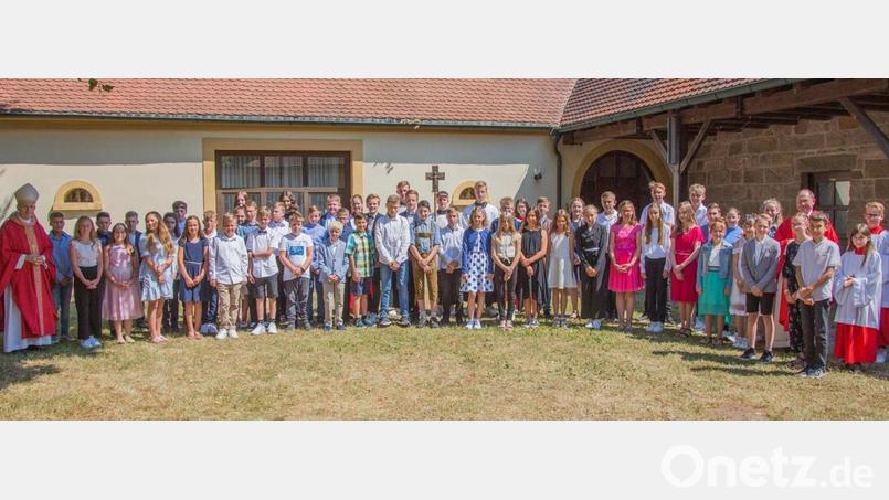 Weihbischof Reinhard Pappenberger (links) spendete in Kastl 50 Mädchen und Jungs das Sakrament der Firmung. Bild: exb