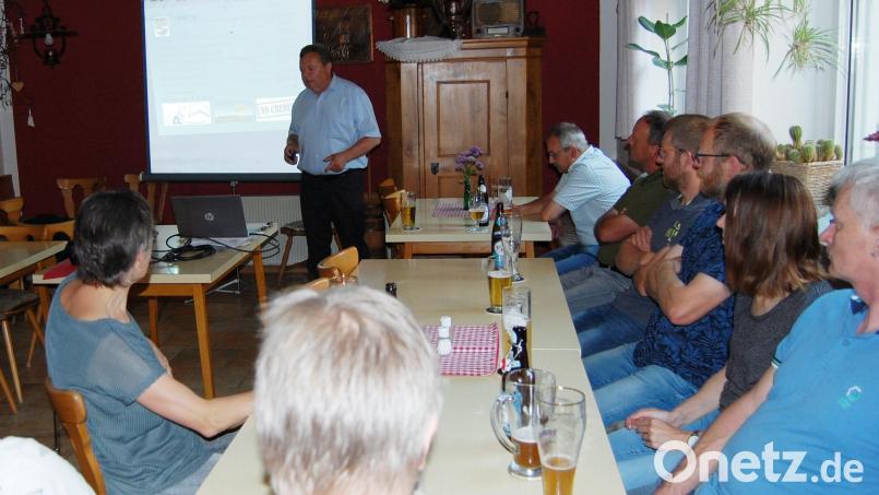 Rund 60 Einwohner waren zur Kirchendemenreuther Bürgerversammlung ins Gasthaus Riebel in Döltsch gekommen. Bürgermeister Gerhard Kellner informierte über das Gemeindegeschehen. Bild: sm