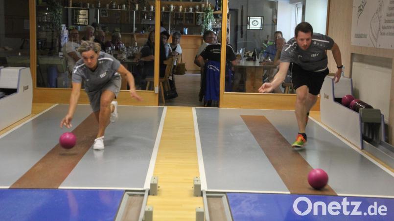 Bettina Lux und Michael Bindl beim Trainieren auf der Anlage in Eberts Kegelsportcenter. Bild: kro
