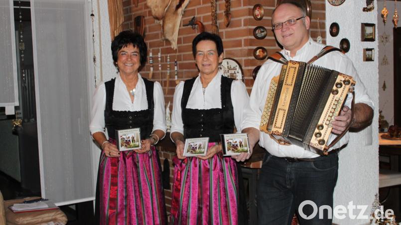 Auf 60 Jahre Bühnenerfahrung blicken Waltraud Neubauer-Zupfer und Renate Zupfer-Vilas (von links) mit einem speziellen Volksmusikabend am 24. September im Gasthaus &quot;Zum weißen Rößl&quot; zurück. Bild: prh