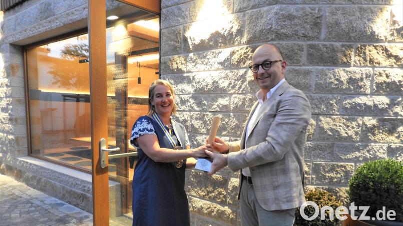 Der bisherige Präsident des Rotary-Clubs Weiden Max-Reger, Christian Deglmann, übergibt Amtskette und Staffelstab an seine Nachfolgerin Susanne Friedrich-Kraus. Bild: swi