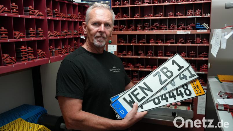 Dieter Held in seiner Kennzeichen-Werkstatt am ZOB in Weiden. Bild: Sebastian Böhm
