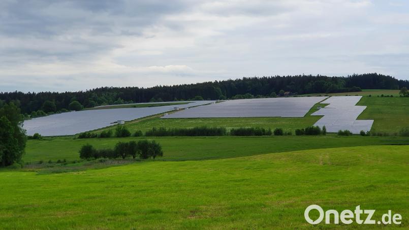 Der Solarpark Tännesberg besteht seit zehn Jahren. Die Module links und rechts sind bereits 2012 installiert worden. Der Teil in der Mitte kam nun hinzu. Damit bringt die Anlage eine Leistung von 8,6 Megawatt. Eine Erweiterung ist Thema. Archivbild: Lowak