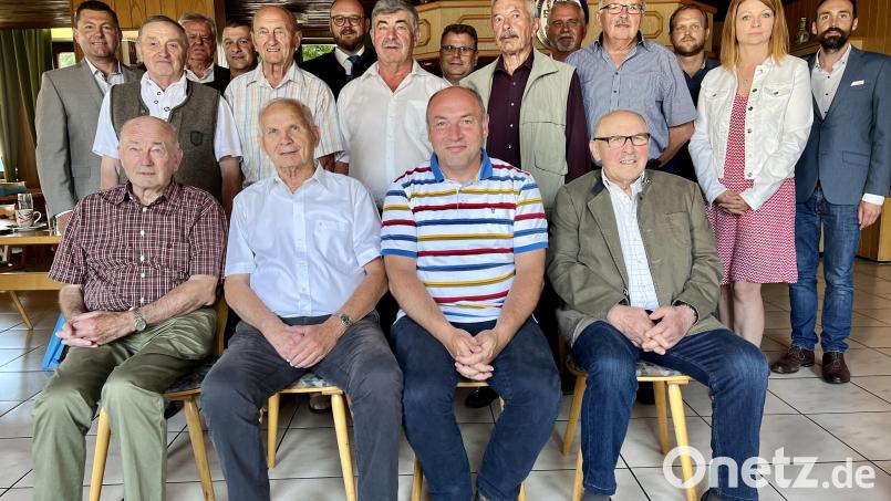 Feldgeschworene aus dem gesamten Landkreis, alle in Begleitung ihrer Heimatbürgermeister, sind für ihre jahrzehntelange Tätigkeit ausgezeichnet worden. Bild: Eichl