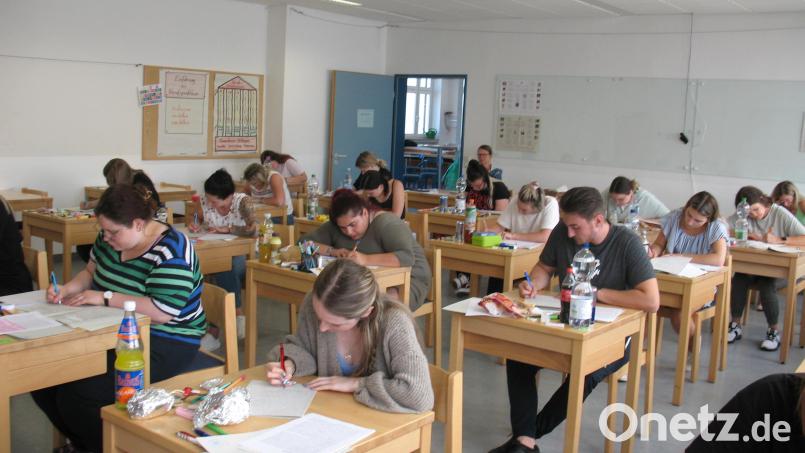 Köpfe rauchen in der Bismarckstraße in Weiden: Dort schreiben die angehenden Erzieher und Erzieherinnen der Caritas-Fachakademie für Sozialpädagogik ihre Prüfungen. Bild: Barbara Neuber/exb
