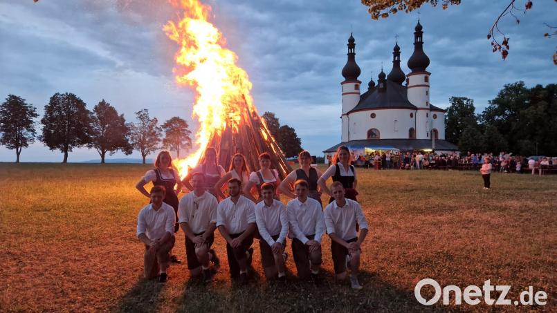 Die Mitglieder der Landjugend vorm Johannisfeuer und der besonderen Kulisse der Kappl. Bild: Stefanie Hebenstreit/exb