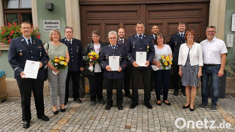 Das Ehrenzeichen erhalten in Silber für 25 Jahre Georg Rauch (links) und in Gold für 40 Jahre Martin Grünbauer und Karlheinz Wazl (Bildmitte). Bild: gz