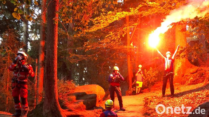 Die Retter am Boden hielten Leuchtfackeln, um den Piloten auf sich aufmerksam zu machen. Bild: Bergwacht/exb