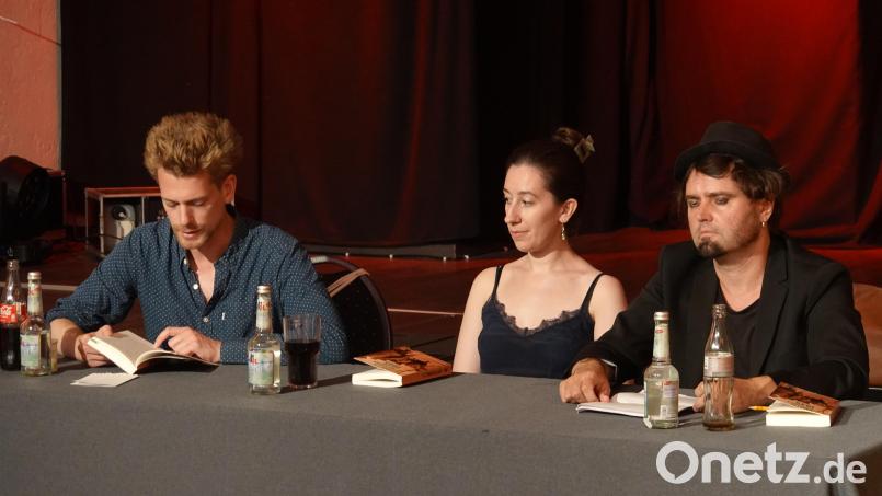 Jonas Empen, Janina Reichmann und Alexander Carstiuc (von links) haben das Buch übersetzt und trugen Ausschnitte daraus vor. Bild: gac