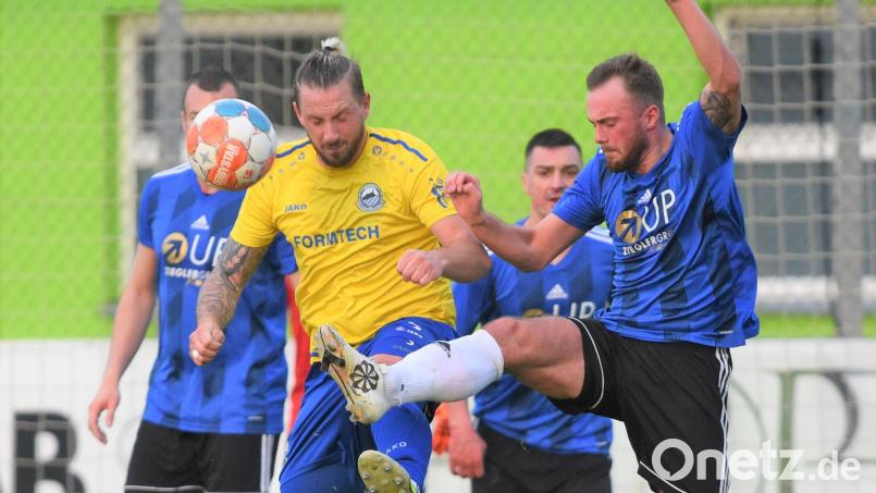 Die SpVgg SV Weiden (blaue Trikots/Szene aus einem früheren Spiel) gab gegen Röslau alles, verlor aber im Elfmeterschießen. Archivbild: Büttner, Gerhard