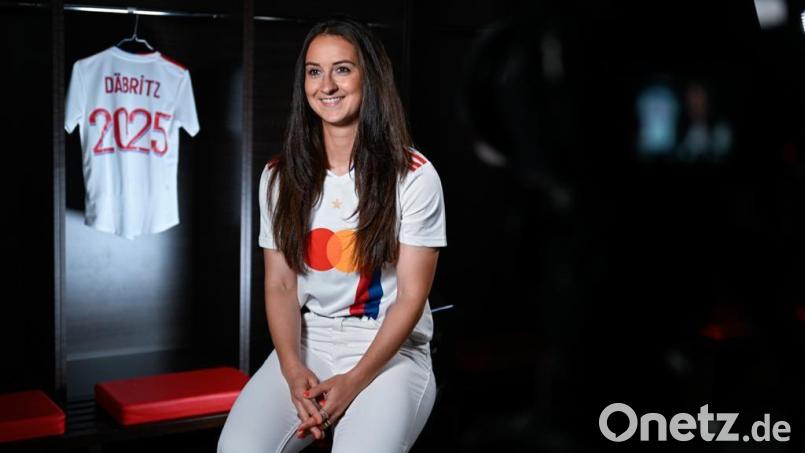 Ganz oben angekommen: Sara Däbritz bei der Vorstellung in der Kabine ihres neuen Vereins Olympique Lyon, dem Real Madrid des Frauenfußballs. Sie unterschrieb dort einen Vertrag bis 2025. Bild: Olympique Lyon