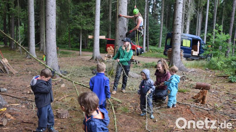 Fasziniert waren die Kinder, wie der Steiger die Äste vom Baum holte. Dabei arbeiteten sie mit. Bild: fz