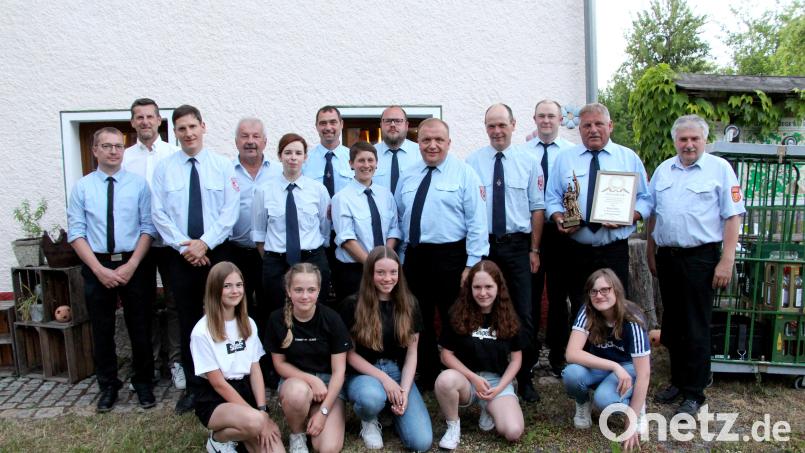 Wahlen und Ehrungen standen bei der Feuerwehr Schmidtstadt an: (stehend von links) 
Kreisbrandmeister Christian Meier, Bürgermeister Roman Berr, Vorsitzender Harald Heinl, Kreisbrandrat Fredi Weiß, Kassenprüferin Claudia Roth, Zweiter Kommandant Günter Heinl, Kassenprüferin Sandra Meier, Schriftführer Hans Zäch, Kassier Thomas Dürrschmidt, Kommandant Peter Appel, Jürgen Herrmann (25 Jahre), Ehrenkommandant Hans Renner und Kreisbrandinspektor Hans Sperber. Kniend von links die fünf Neuen bei der Jugendfeuerwehr, Magdalena Heinl, Ruth Appel, Emilie Renner, Esther Appel und Annalena Heindl. Bild: ds
