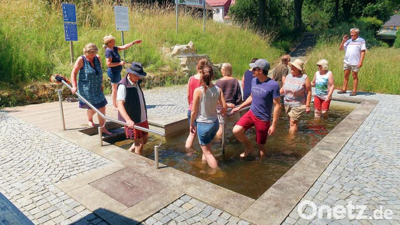 Die Anwendungen nach Kneipp brachte Dieter Schraml (rechts) den Teilnehmern an der Kneippanlage in Friedenfels näher. Die Veranstaltung im Rahmen der Aktion „24 Stunden Steinwald erleben“ kam gut an. Bild: bsc
