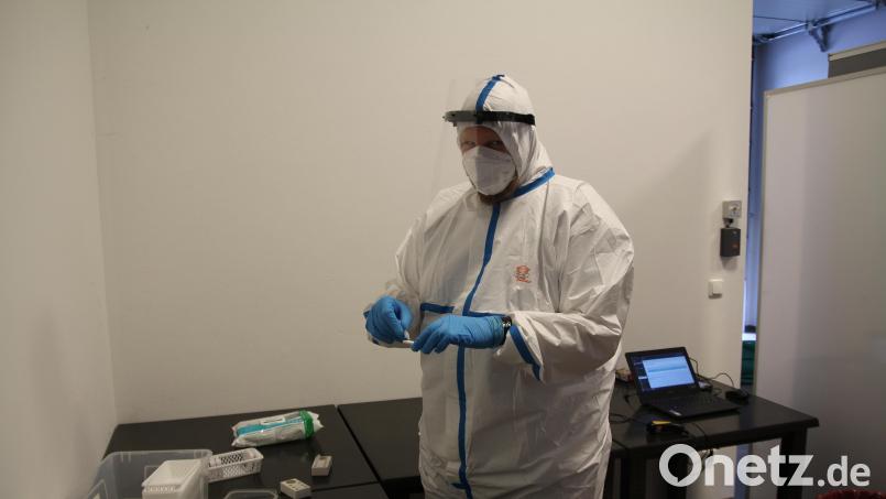 Tobias Pausch analysierte vergangenen Freitag vorerst den letzten Coronaschnelltest in der Stadthalle Erbendorf. Vorerst bleibt die Station des BRK Erbendorf geschlossen. Bild: fks