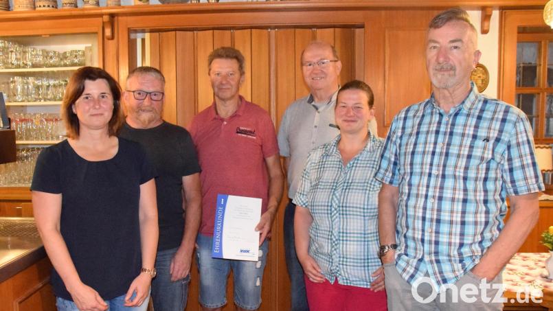 Nach den Neuwahlen: (von links) Vorsitzende Doris Lehnerer, Stellvertreter Wolfgang Strobel, der bisherige Kassier und künftige Beisitzer Fritz Ertl, stellvertretender VdK-Kreisvorsitzender Hans Ludwig, die neue Kassiererin Tanja Woodroffe und Schriftführer Alois Straub. Bild: wku