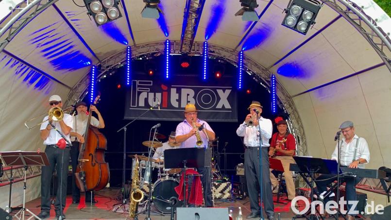 Die Dixie Dogs spielen die zweite Serenade auf der Altenstädter Piazza. Bild: privat