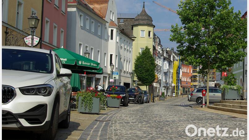 Der Marktredwitzer Markt: Fahrbahnbelag, Begrünung, Beleuchtung und nicht zuletzt die Parksituation bieten Anlass zum Überdenken. Bild: Pöhlmann/fph