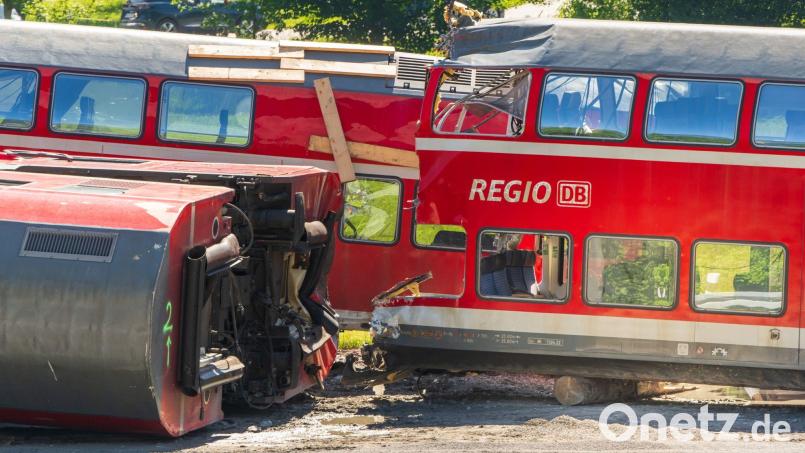 Mehrere Waggons des verunfallten Regionalzuges steht nahe an der Unfallstelle. Bild: Peter Kneffel/dpa/Archivbild