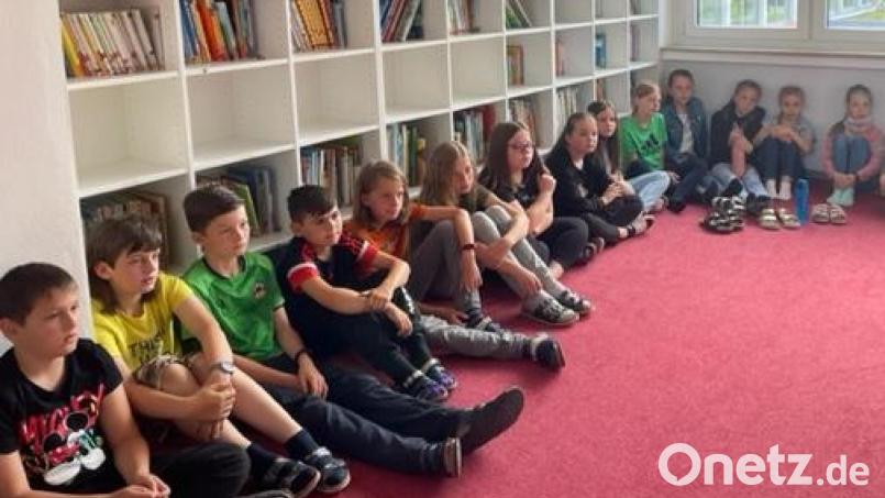 Gespannt waren die Viertklässler darauf, was ihnen Hilde Wolf vorlas. Bild: amö