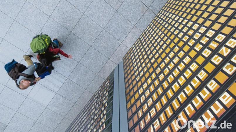 Alleingelassen am Airport? Die Probleme der Luftfahrtbranche wirken sich auch auf manche Urlaubspläne aus. Symbolbild: Tobias Hase/dpa